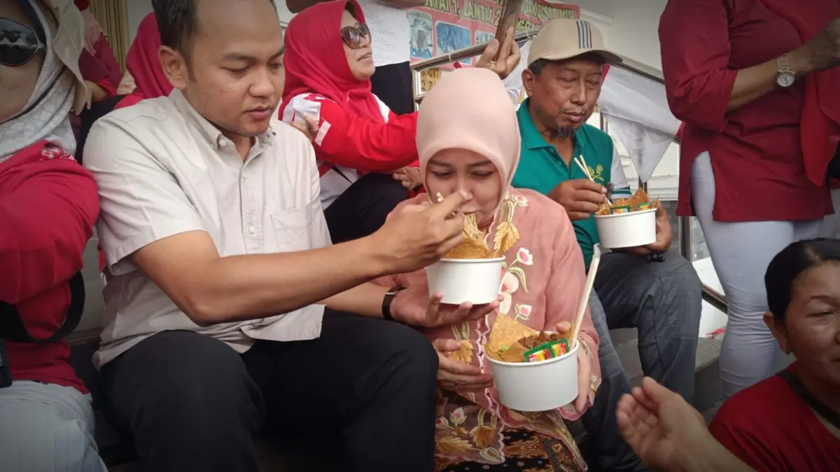 Mas Walikota Solo bersama Mbak Venessa Winastesia menikmati Sarapan Mie Ayam bersama warga Solo. Minggu (30/8/2026)