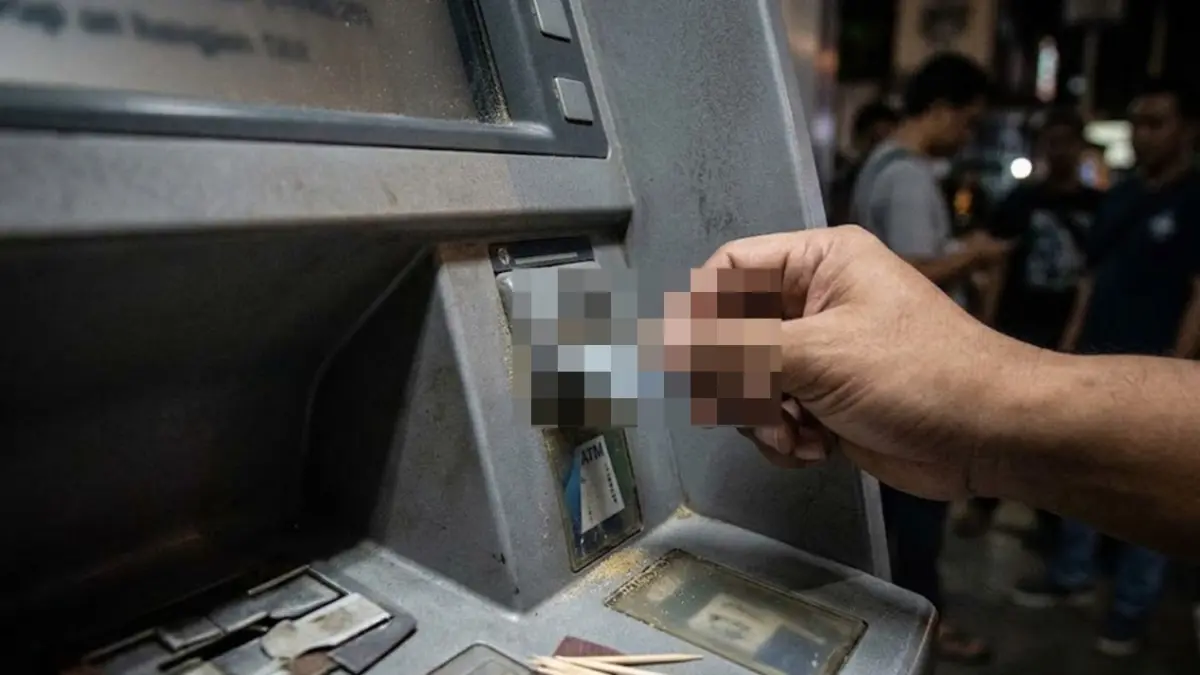 Modus ganjal ATM. (AI Generated)