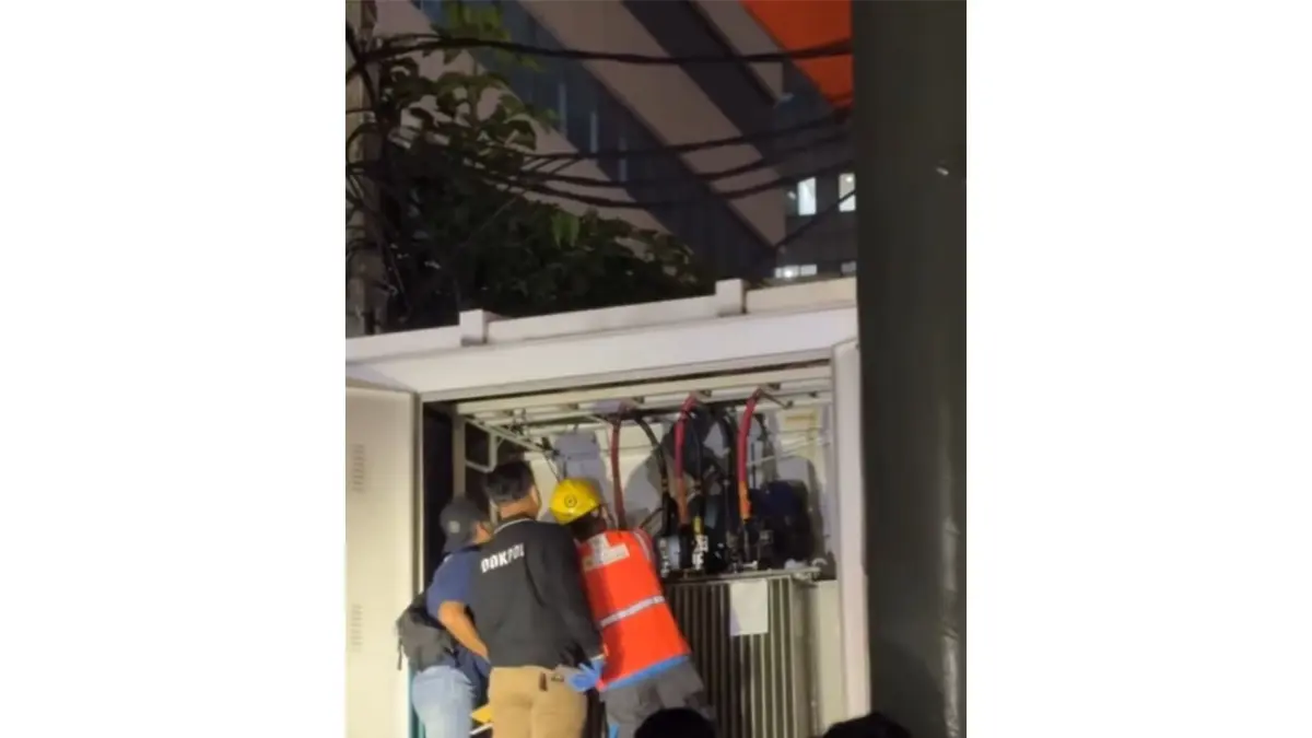Proses evakuasi pria tanpa identitas diduga tersengat arus listrik di sekitar Stasiun LRT Pancoran, Jakarta Selatan, Selasa (1/9/2026) malam. (ISTIMEWA)