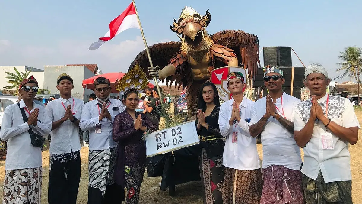 Rombongan warga RW 02 mengarak replika ogoh-ogoh burung Jatayu setinggi dua meter saat memeriahkan acara Karnaval Karanggading Bersatu di Kota Magelang, Minggu (30/8/2026).