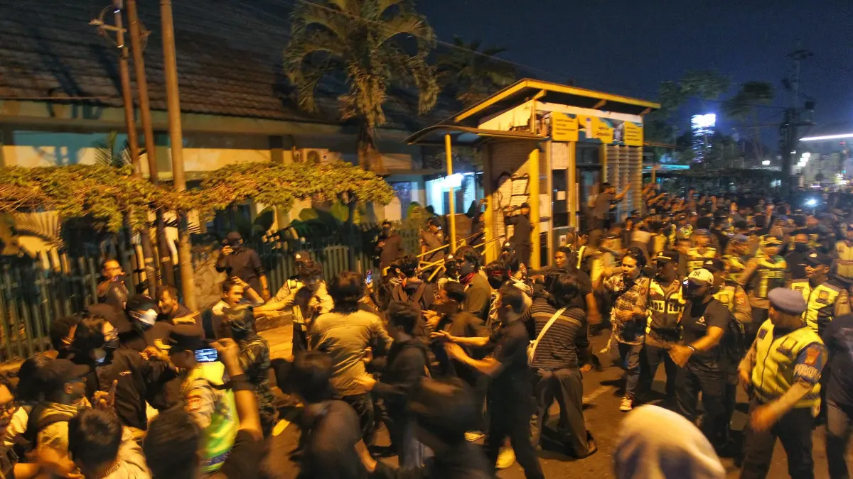 Aliansi Masyarakat Sipil menggelar aksi unjuk rasa di simpang empat Jalan Jenderal Sudirman, Kota Jogja, Selasa malam (1/9).