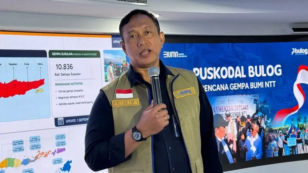 Direktur Utama Perum Bulog Ahmad Rizal Ramdhani dalam jumpa pers update perkembangan stok pangan di wilayah terdampak gempa NTT di Kantor Pusat Bulog Jakarta, Selasa (1/9/2026) malam. (ANTARA)