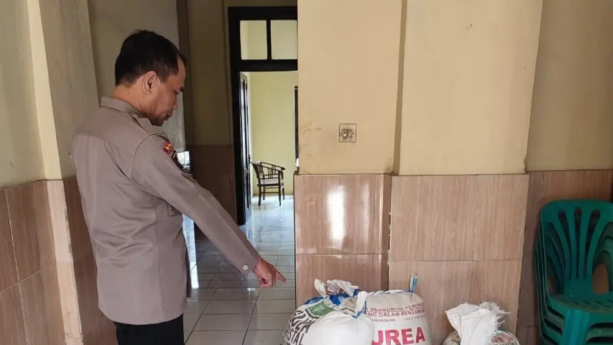 Polisi menunjukkan sejumlah karung beras hasil curian, Kamis (3/9).
