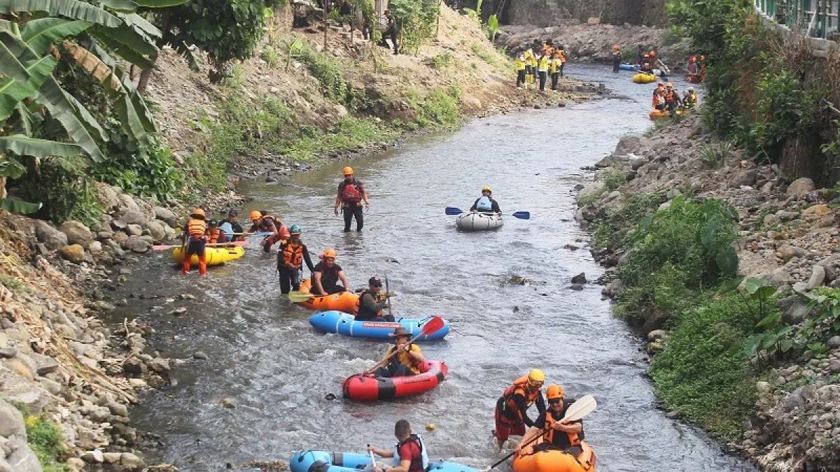 Kegiatan susur dan bersih-bersih Sungai Code yang dimulai dari belakang Hotel Tentrem menuju Pasar Minggon, Kemantren Jetis, Kota Jogja, Jumat (4/9/2026). GUNTUR AGA TIRTANA/RADAR JOGJA 