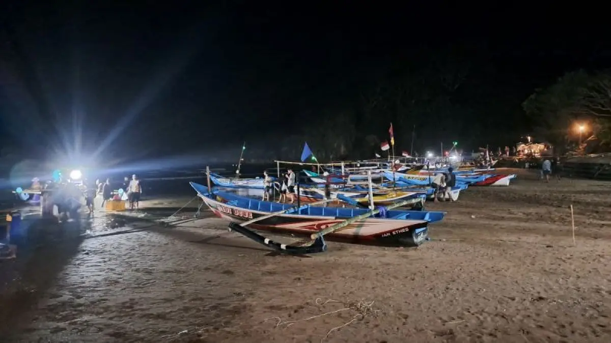 MELIMPAH: Ikan lisong hasil tangkapan nelayan diburu warga di Pantai Baron. (Dzika Fajar/Radar Purworejo)
