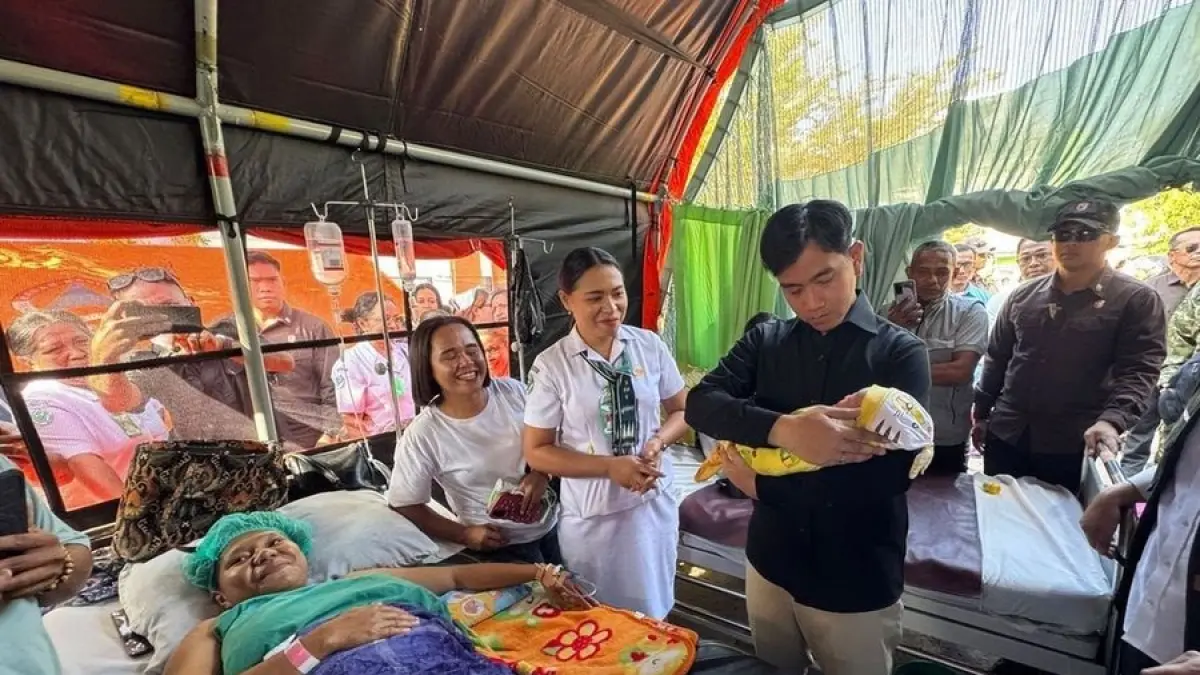Momen Wakil Presiden Gibran Rakabuming Raka menggendong bayi yang lahir pasca gempa NTT, sehibgga bayi tersebut diberi nama Gibrania. (Tangkapan Layar Sekretariat Wakil Presiden RI)