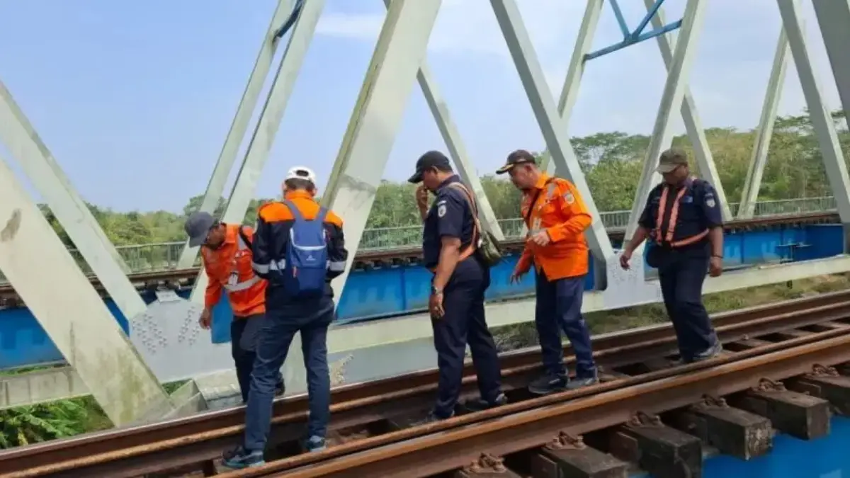 Petugas PT KAI Daop 5 Purwokerto mengecek kondisi jembatan kereta api pascagempa M 5,4 Cilacap yang terjadi pada Jumat (4/9/2026), pukul 12.05 WIB. (ANTARA/KAI Purwokerto)