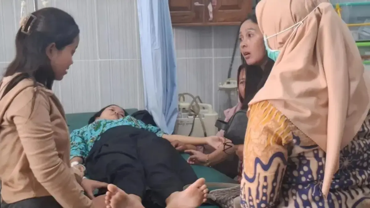 Siswa SMPN 1 Kabuh yang masih menjalani perawatan di Puskesmas Kabuh akibat dugaan keracunan Menu MBG. (Radar Jombang)