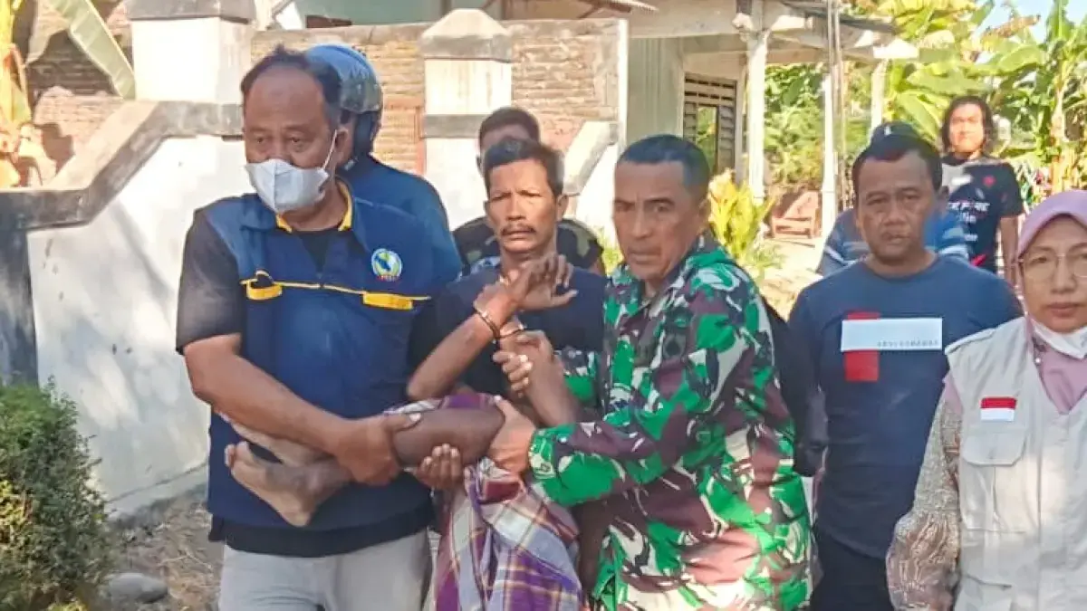 Evakuasi ODGJ di Kelurahan Kriwen, Kecamatan Sukoharjo Kota, Sabtu (6/9). (IWAN KAWUL/RADAR SOLO)