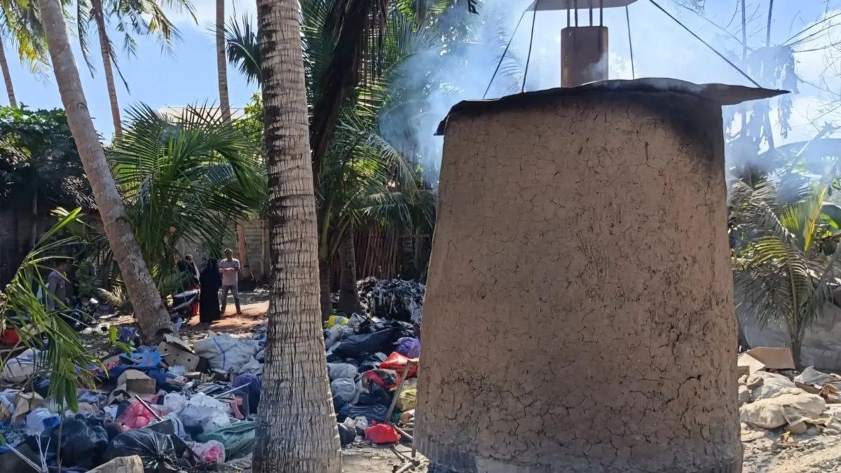 Babinsa dan Bhabinkamtibmas meninjau lokasi pembuangan sampah dan pembakaran sampah ilegal.

&nbsp;