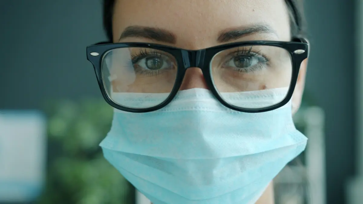 Memakai masker dan kacamata sebagai langkah penting melindungi diri dari abu vulkanik. (Sumber: Unsplash)