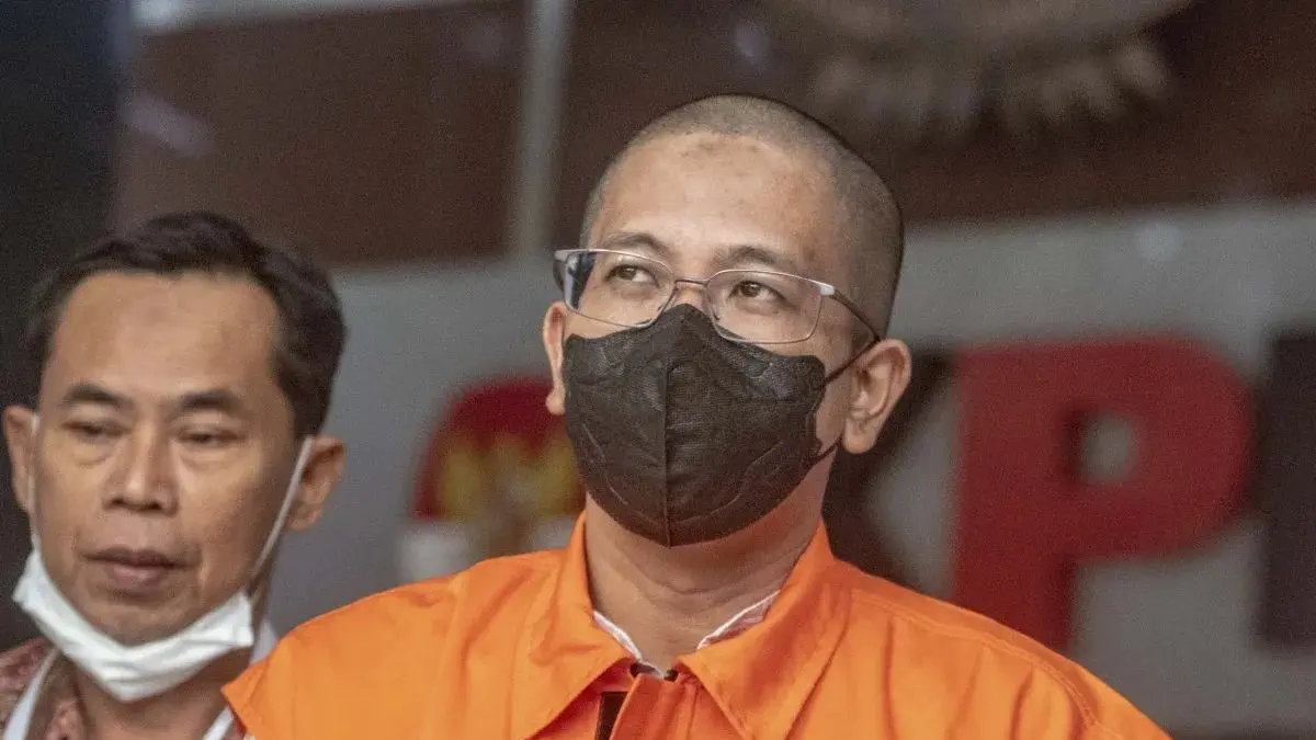  Tersangka kasus suap proyek pembangunan dan pemeliharaan jalur kereta api di lingkungan Direktorat Jenderal Perkeretaapian Kementerian Perhubungan Parjono (kanan) berjalan usai menjalani pemeriksaan lanjutan di Gedung Merah Putih KPK, Jakarta, Kamis (20/7/2023). VP PT KA Manajemen Properti tersebut diperiksa sebagai tersangka. (ANTARA FOTO)