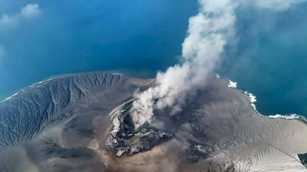 Foto udara memperlihatkan kondisi Gunung Anak Krakatau di Selat Sunda. Tampak permukaan daratan gunung yang diselimuti endapan material abu vulkanik serta kepulan asap membumbung dari bagian kawah aktif.