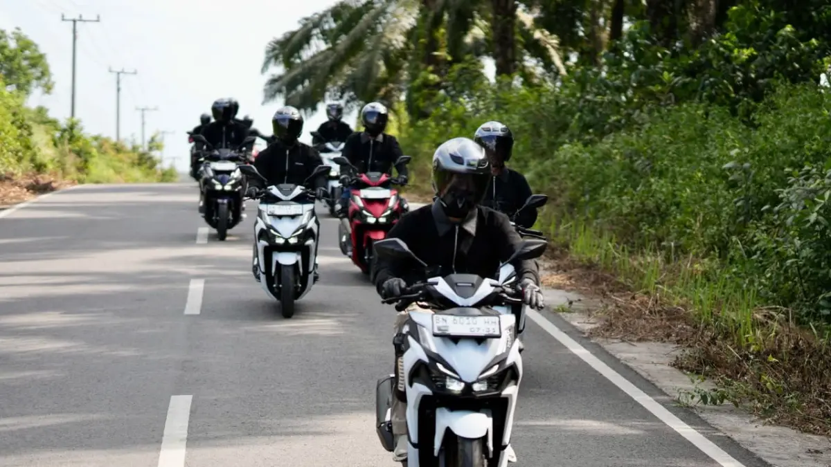 Hujan abu vulkanik dapat membuat aktivitas berkendara menjadi lebih berisiko. Partikel abu vulkanik dapat menggangu aktivitas berkendara anda,