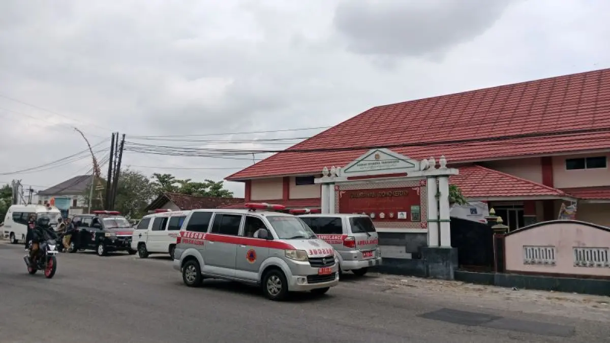 SIAGA: Beberapa ambulans saat mengantarkan korban keracunan MBG di Turi Senin (7/9). Mengantisipasi korban susulan, ambulans tetap disiagakan di lingkungan SMP Negeri 3 Turi. (Delima Purnamasari/Radar Purworejo)