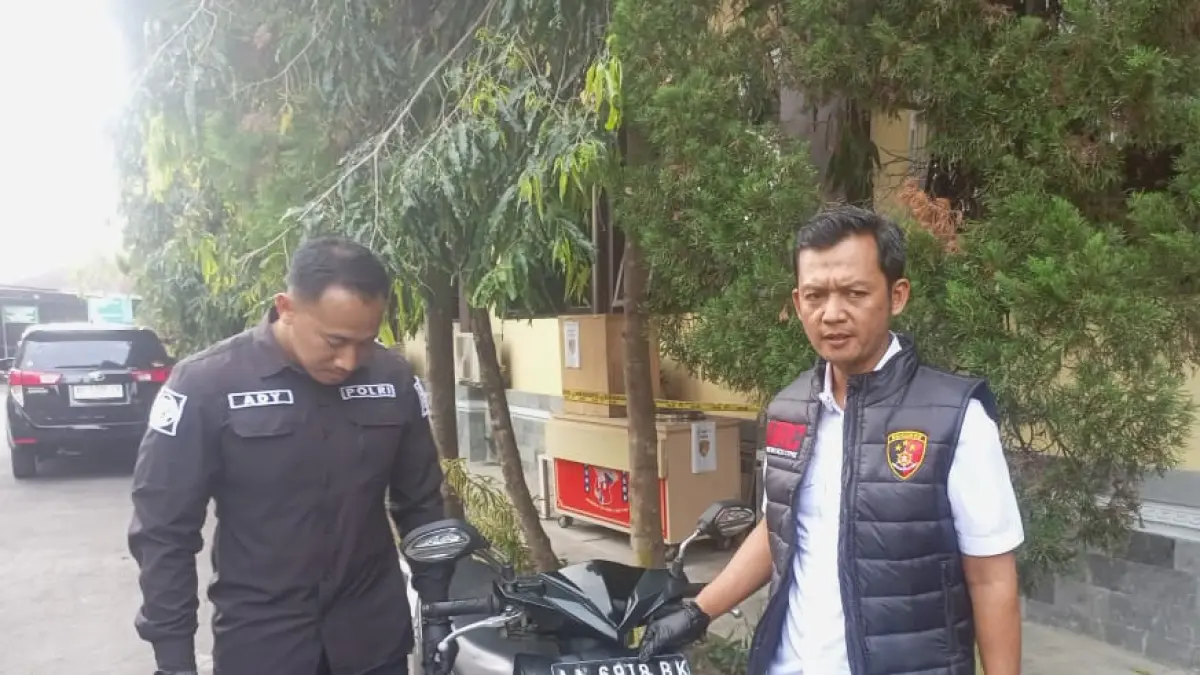 Polisi menunjukkan sejumlah uang dan barang bukti lain yang digunakan BA untuk mencuri.


