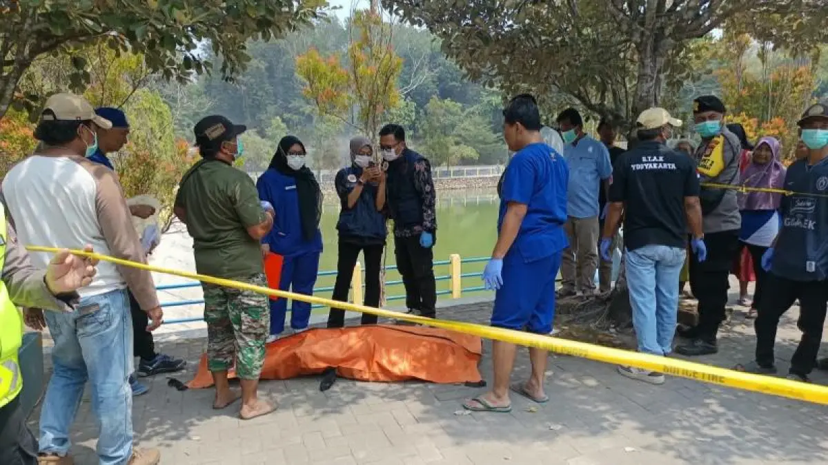 EVAKUASI: Penanganan penemuan mayat lansia di Sungai Opak Jumat (11/9). (Dokumentasi Polresta Sleman)