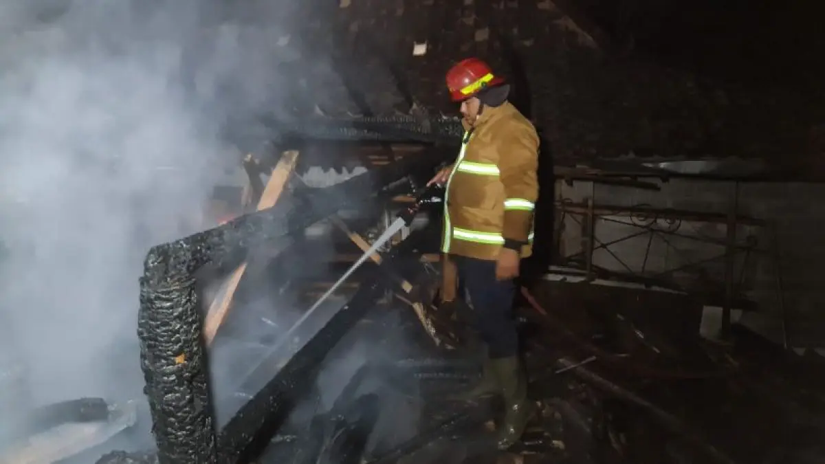 PADAMKAN API: Petugas Damkarmat Gunungkidul memadamkan api yang membakar kandang sapi di Rongkop, Kamis (10/9) malam. (DOKOUMENTASI DAMKARMAT GUNUNGKIDUL)