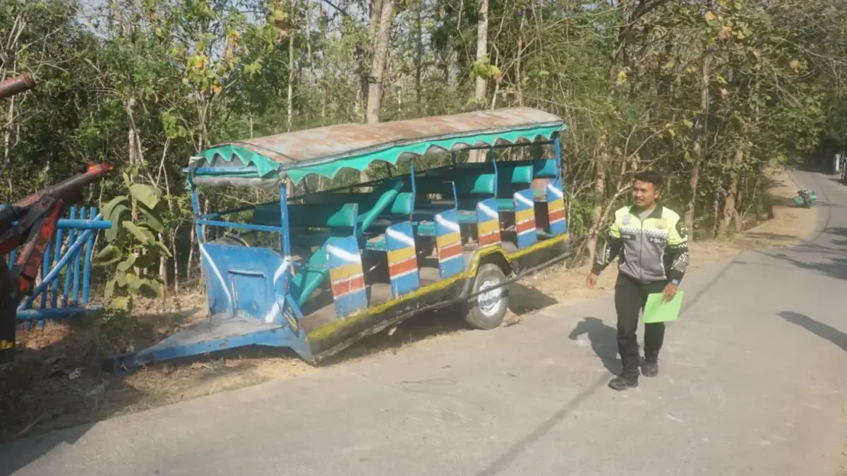Proses evakuasi kereta kelinci di ruas jalan perbatasan Desa Krikilan dan Jotangan, Bayat, Klaten, Minggu (13/9). Angga Purenda/Radar Solo