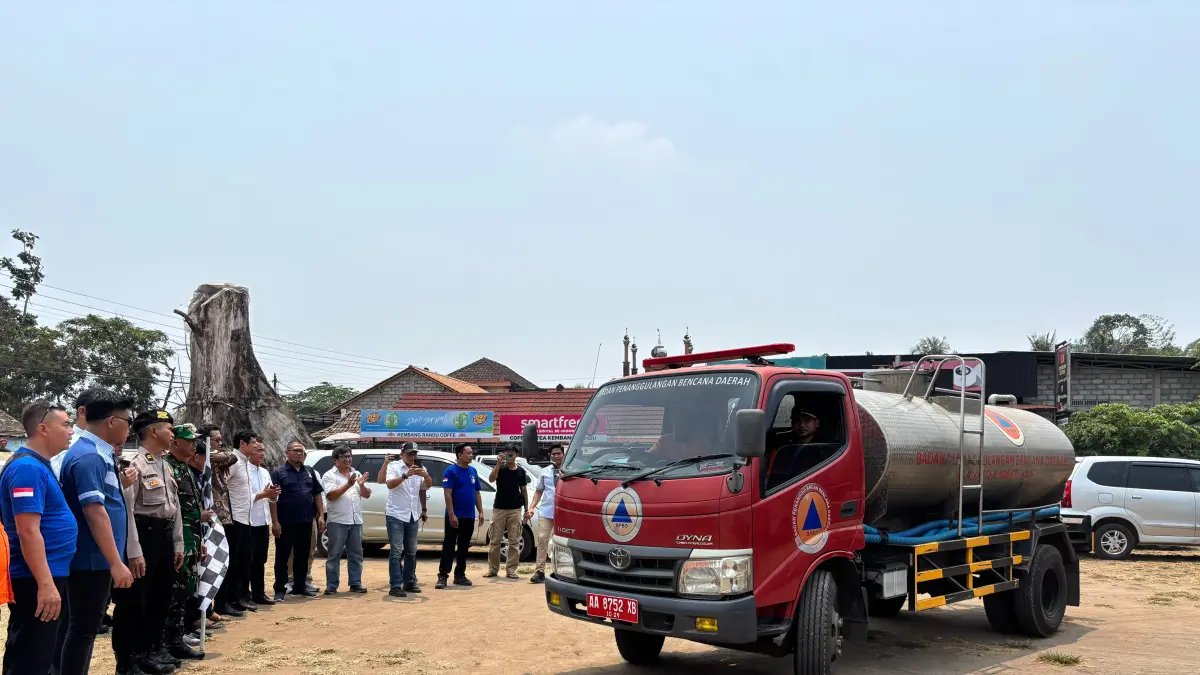 SIMBOLIS: Puluhan truk pengangkut air bersih siap didistribusikan ke masing-masing titik, Sabtu (12/9). (NAILA&nbsp;NIHAYAH/RADAR PURWOREJO)