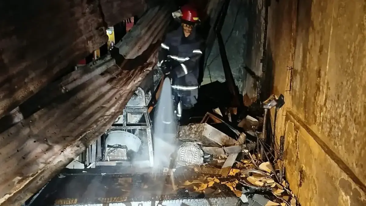 Petugas Damkar saat memadamkan api di Warung Mi & Babi di Sukoharjo, Jawa Tengah. (Radar Solo)