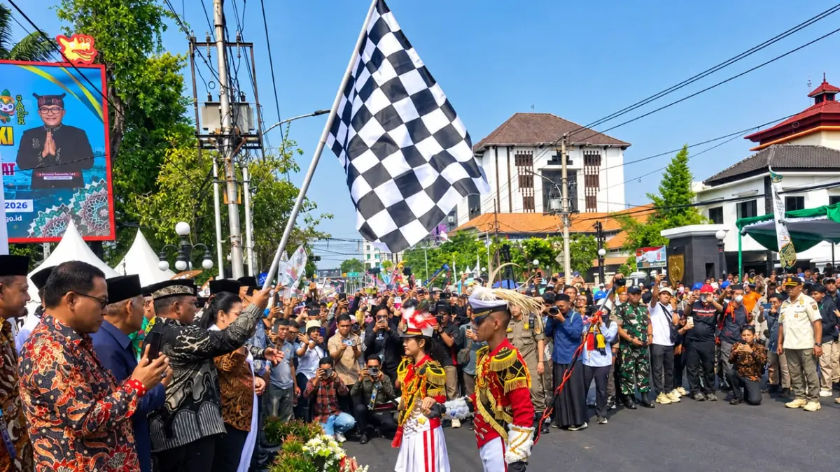 Wali Kota Semarang, Agustina Wilujeng, mengibarkan bendera start sebagai tanda dimulainya iring-iringan Pawai Ta