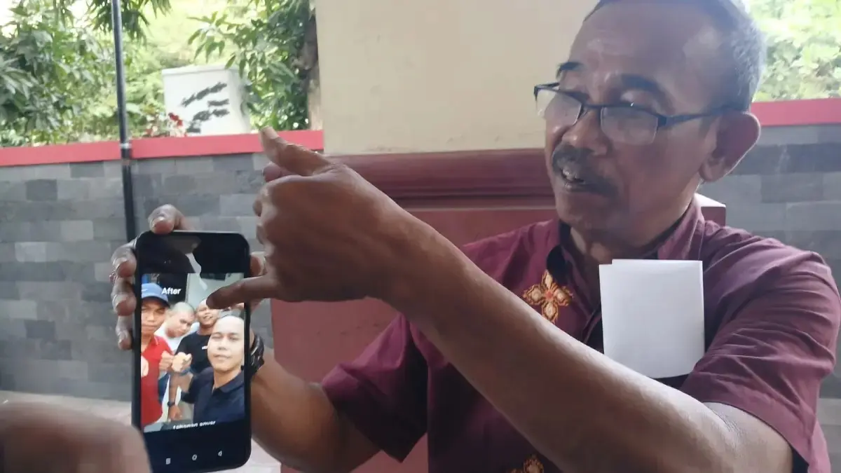 Keluarga memperlihatkan foto Aldo yang menjadi salah satu korban KM Virgo Transport 8. (Silvester Kurniawan/Radar Solo)