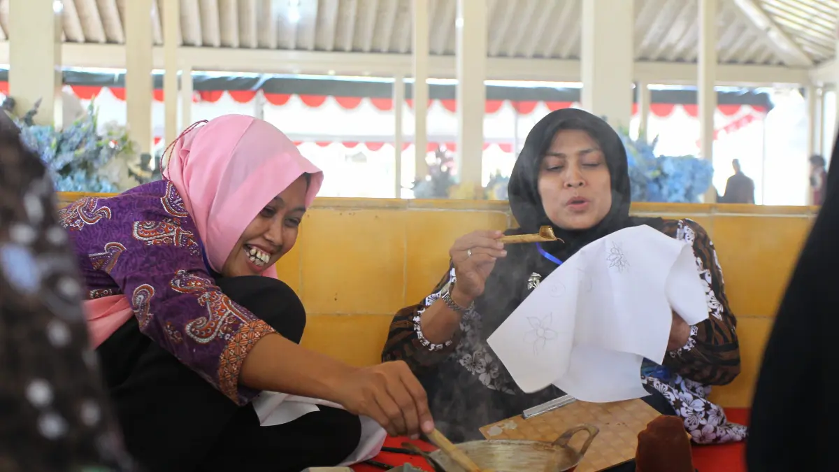 Penyandang disabilitas mengikuti pelatihan membatik dalam kegiatan Membatik Bersama 100 Difabel di Pendopo Wiyata Praja, kompleks Kepatihan, Kota Jogja, kemarin (16/9). Kegiatan ini sebagai upaya untuk memperluas ruang berkarya bagi penyandang disabilitas sekaligus mendorong DIJ menjadi salah satu sentra batik difabel di Indonesia. Foto : Guntur Aga Tirtana/Radar Jogja