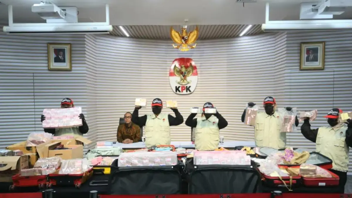Potrait Petugas KPK menunjukkan barang bukti berupa uang tunai saat konferensi pers terkait operasi tangkap tangan (OTT) kasus dugaan korupsi pengurusan hak guna bangunan (HGB) Summarecon di Gedung Merah Putih KPK, Jakarta, Selasa (15/9/2026). (Dery Ridwansah/ JawaPos.com)