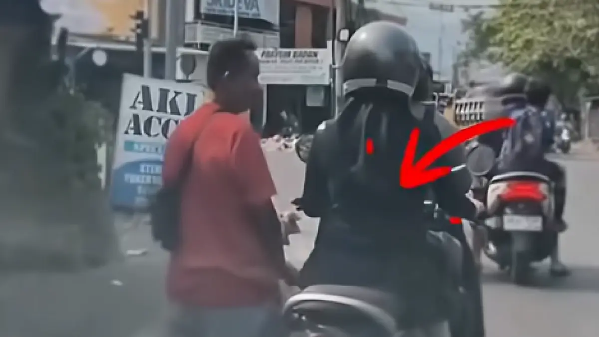 Tindakan pelecehan pedagang asongan kepada pemotor perempuan di Mataram, NTB. (Medsos/@satpolpp.kotamataram)