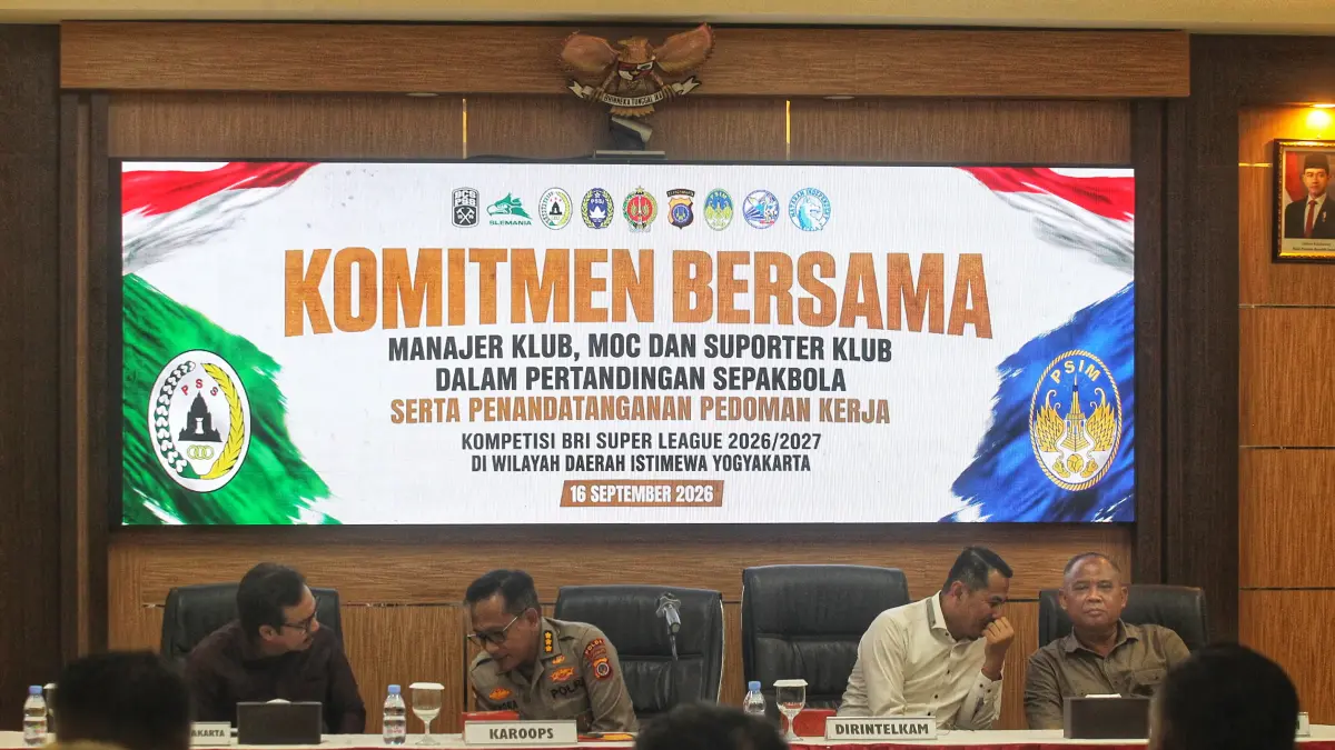 Wali Kota Jogja Hasto Wardoyo bersalaman dengan Bupati Sleman Harda Kiswaya, disaksikan Direktur Intelkam Polda DIJ Kombes Pol Daru Tyas Wibawa, dalam acara komitmen bersama PSIM Jogja dan PSS Sleman untuk menjaga sportivitas kompetisi Super League 2026/2027, di Aula Promoter Mapolda DIJ, kemarin (16/9). Foto: Guntur Aga Tirtana/Radar Jogja