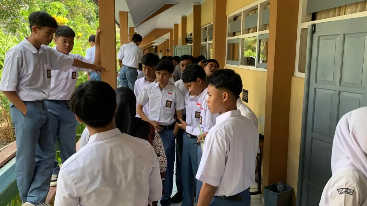 Siswa SMA Negeri 1 Sentolo berkumpul di depan Ruang Bimbingan Konseling demi mempertanyakan tindak lanjut sekolah.