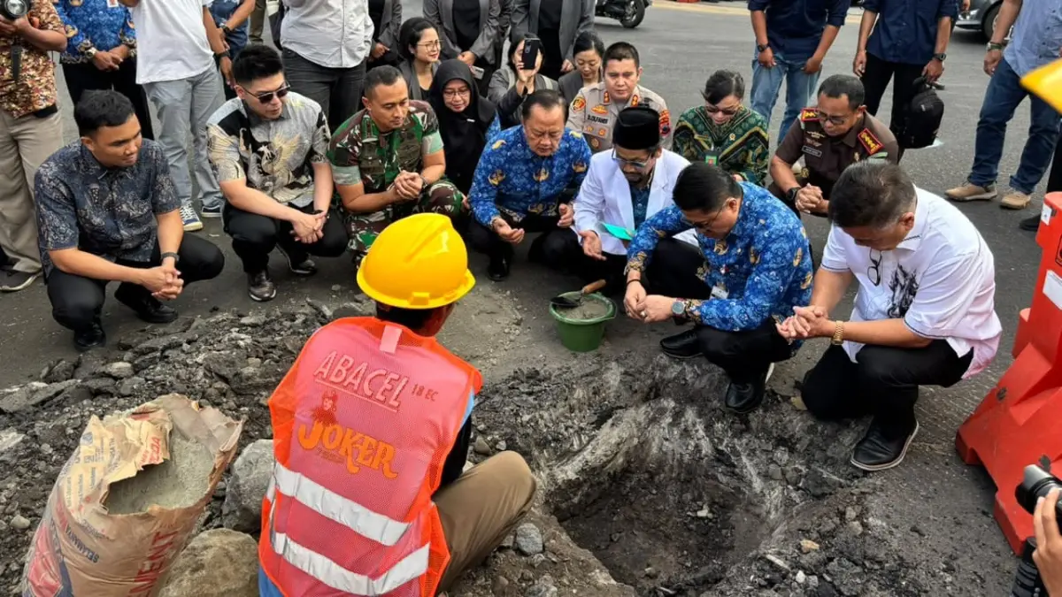 Wali Kota Magelang saat melangsungkan peletakan batu pertama pembangunan Monumen Paku Bumi di Simpang Bayeman, Kamis (17/9).