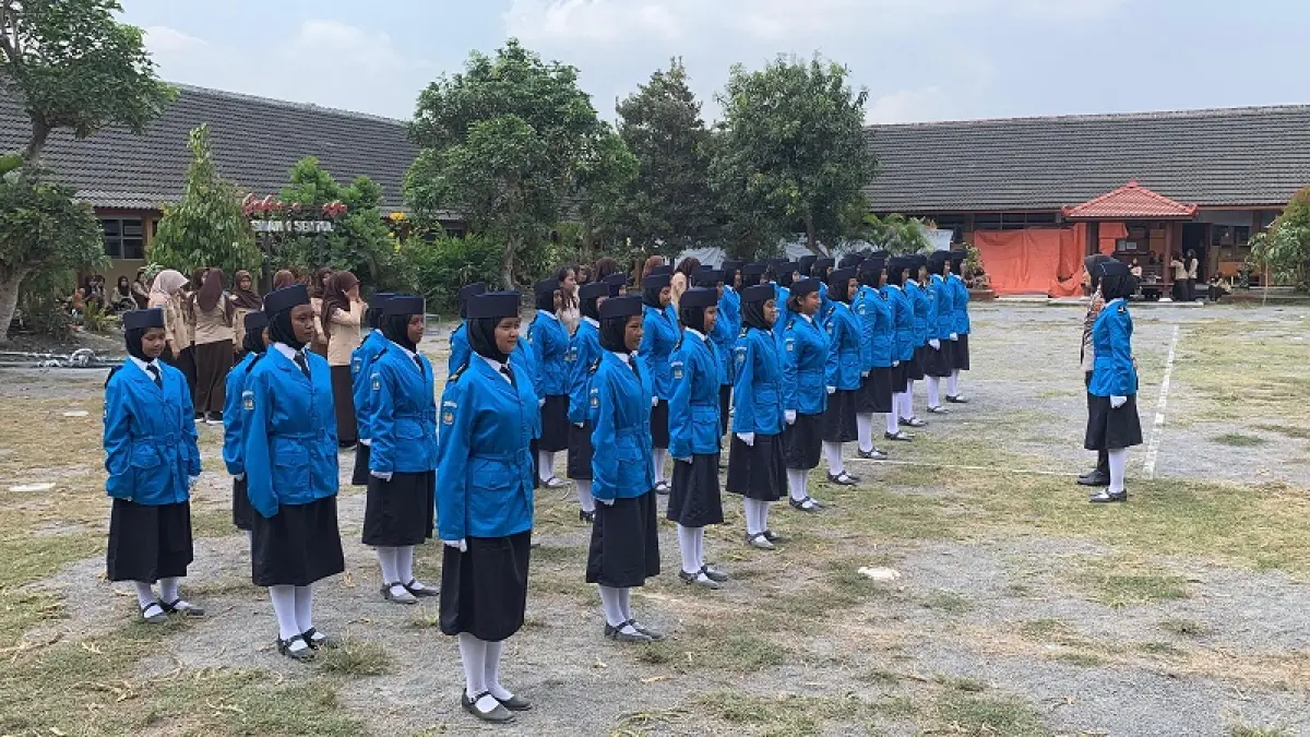NORMAL: Siswa SMA Negeri 1 Sentolo mengikuti latihan baris-berbaris, dan disaksikan seluruh warga sekolah. ANOM&nbsp;BAGASKORO/RADAR JOGJA