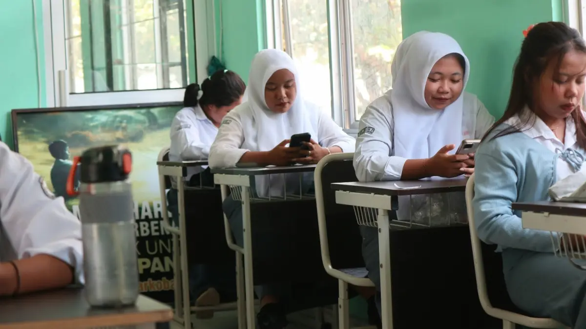 Siswa SMA menggunakan gawai saat jam pelajaran. (Sumber: Unsplash)