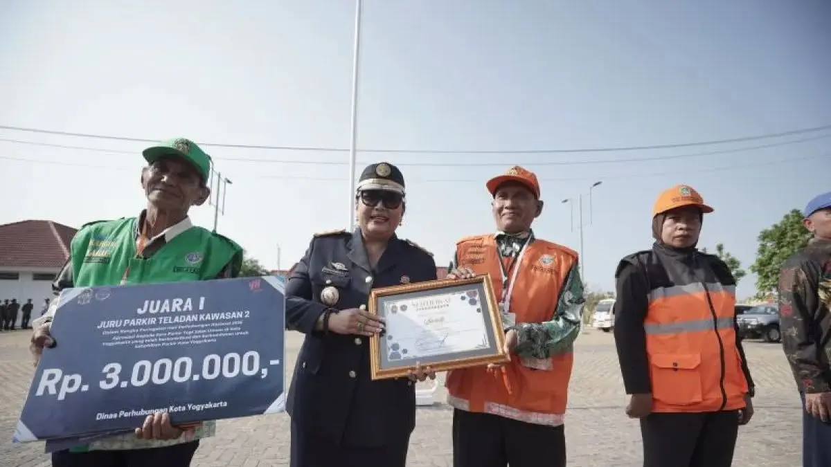 Bupati Gunungkidul Endah Subekti Kuntariningsih menyerahkan penghargaan dalam upacara Harhubnas di Taman Budaya Gunungkidul (Dok. ANTARA)
