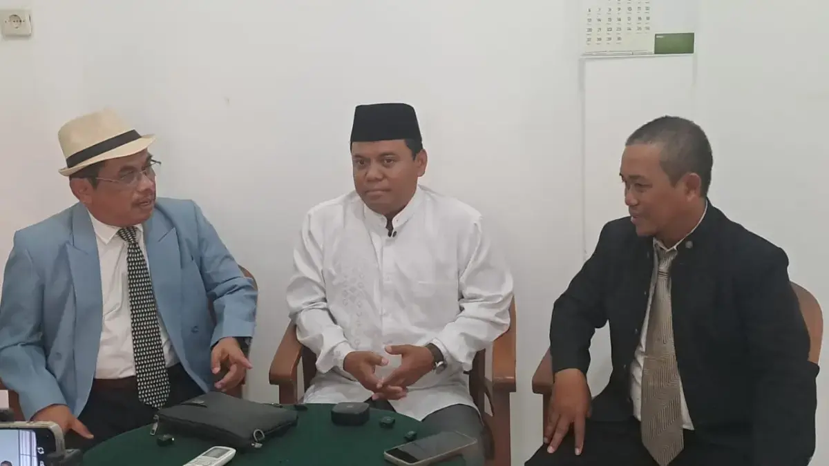 Gus Nur didampingi pengacaranya di PN Solo. (A. Christian/Radar Solo)