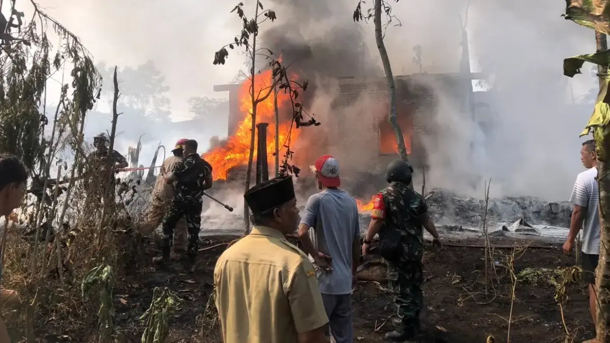 Kebakaran gudang rosok di Desa Winong, Kecamatan Boyolali Kota, Senin (21/9/2026). (ABDUL KHOFID/RADAR SOLO)