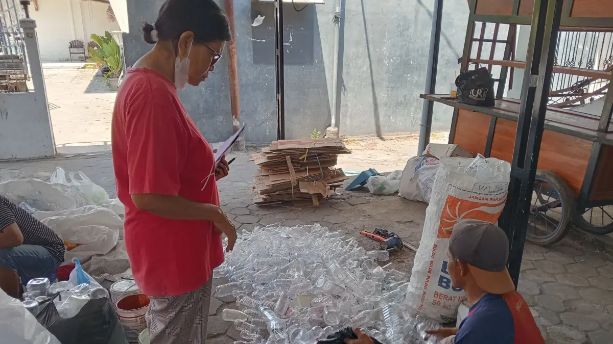 Di Bank Sampah Tanjung Asri Miliran, Sampah Tak Hanya Jadi Rupiah tapi Bisa Jadi Emas