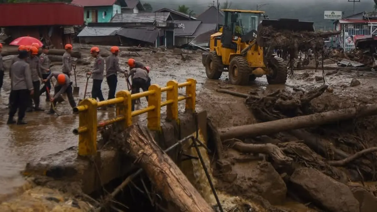 Personel Brimob Polda Sumbar melakukan pembersihan material banjir bandang di Arosuka, Kabupaten Solok, Sumatera Barat, Selasa (22/9/2026). Banjir bandang yang menerjang kawasan perkantoran di pusat kabupaten pada Senin (21/9) malam itu juga memutus akses jalan nasional dan menyebabkan sejumlah korban hilang. ANTARA FOTO/Fitra Yogi
