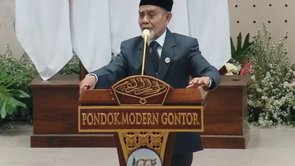 KH Hasan sentil fenomena "cari muka" saat beri sambutan depan presiden. (Sumber : Youtube @gontortv)
