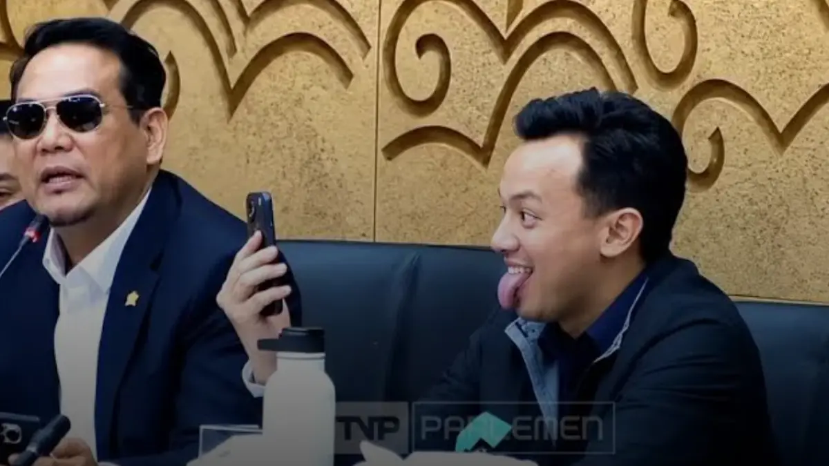 Moreno Soeprapto menjulurkan lidah saat RDP Komisi XII DPR. (YouTube/TVR Parlemen)