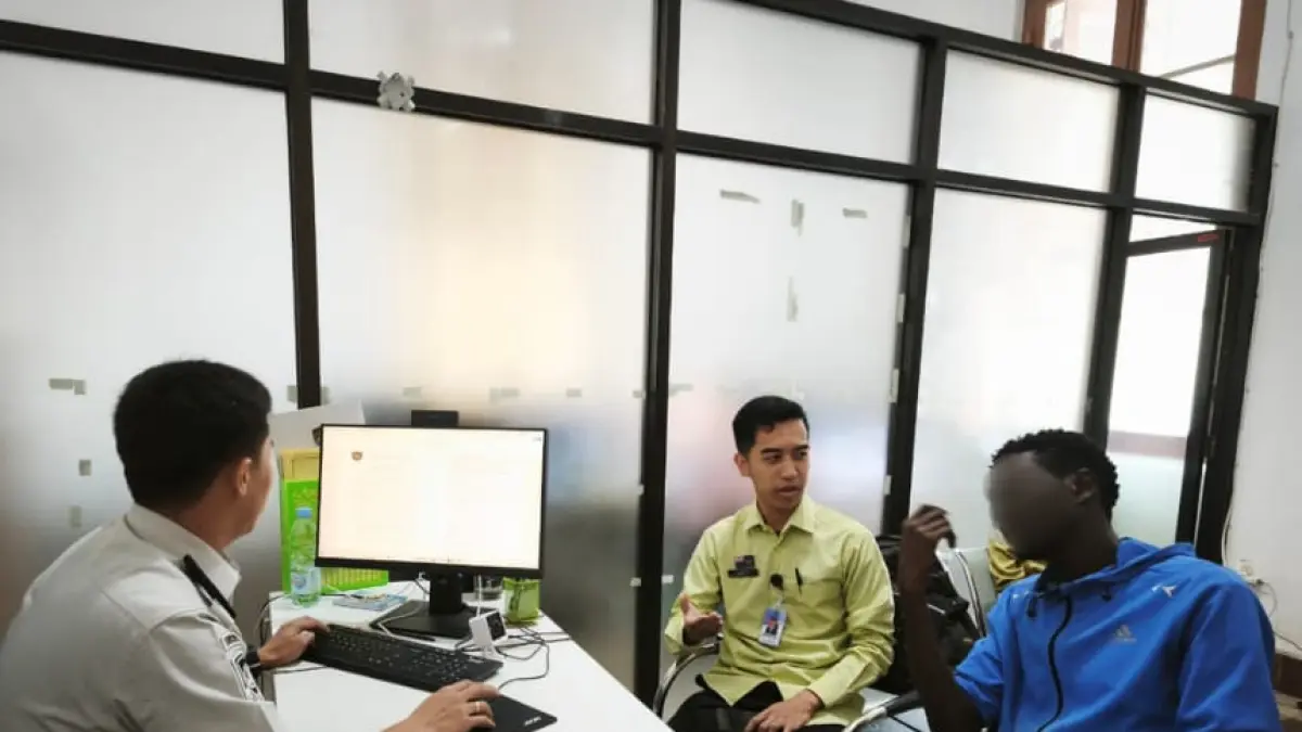 Petugas Kantor Imigrasi Puworejo melakukan tindakan terhadap mahasiswa asing asal Republik Mali yang kedapatan melanggar ketentuan keimigrasian. (Dokumentasi Kantor Imigrasi Purworejo)