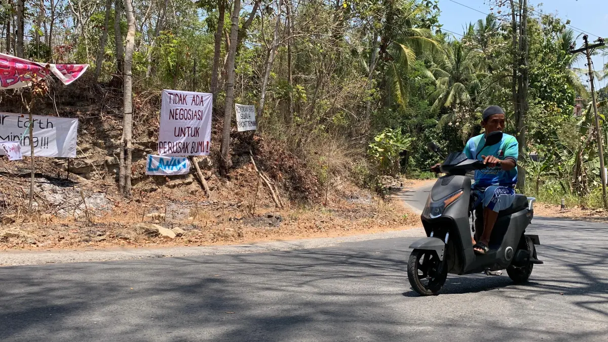 Warga Padukuhan Karang, Kalurahan Tuksono memasang baner protes di dekat balai kalurahan.