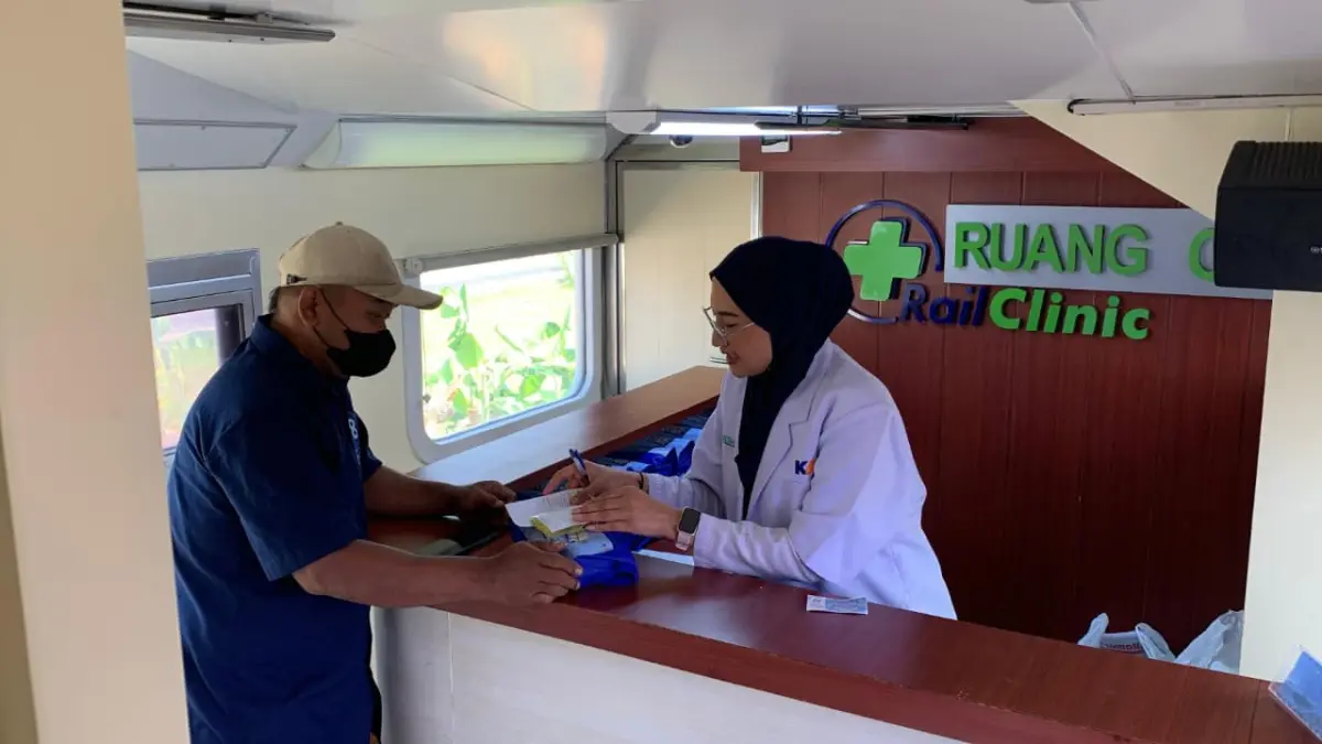 Warga Kalurahan Sentolo melakukan pengambilan sampel darah dan beberapa tes lain dalam rangkaian kereta api.