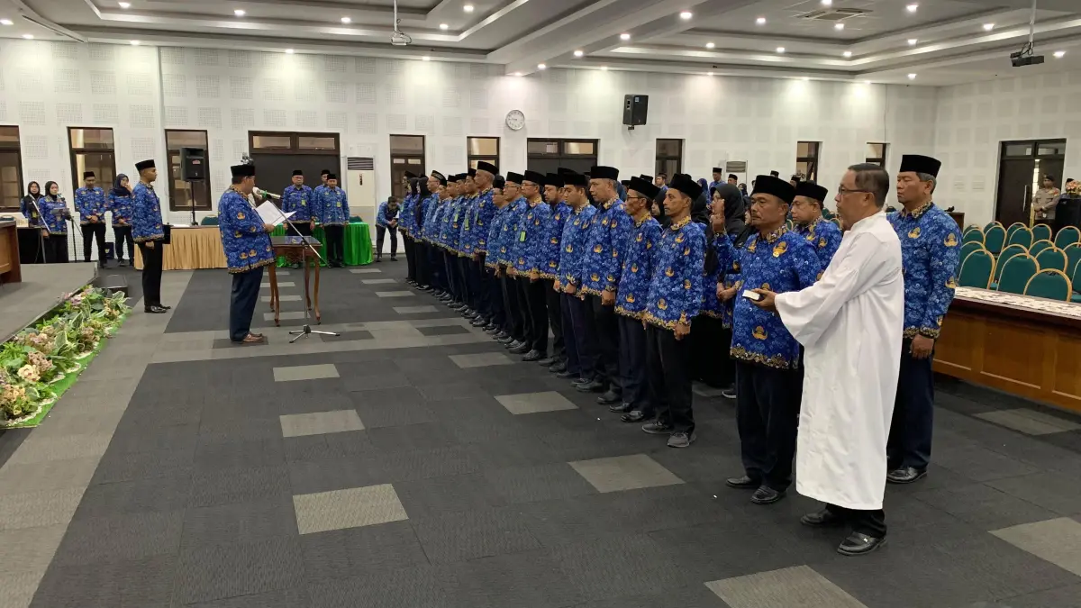 Bupati Kulon Progo mengambil sumpah dan janji pada pejabat yang dilantik.