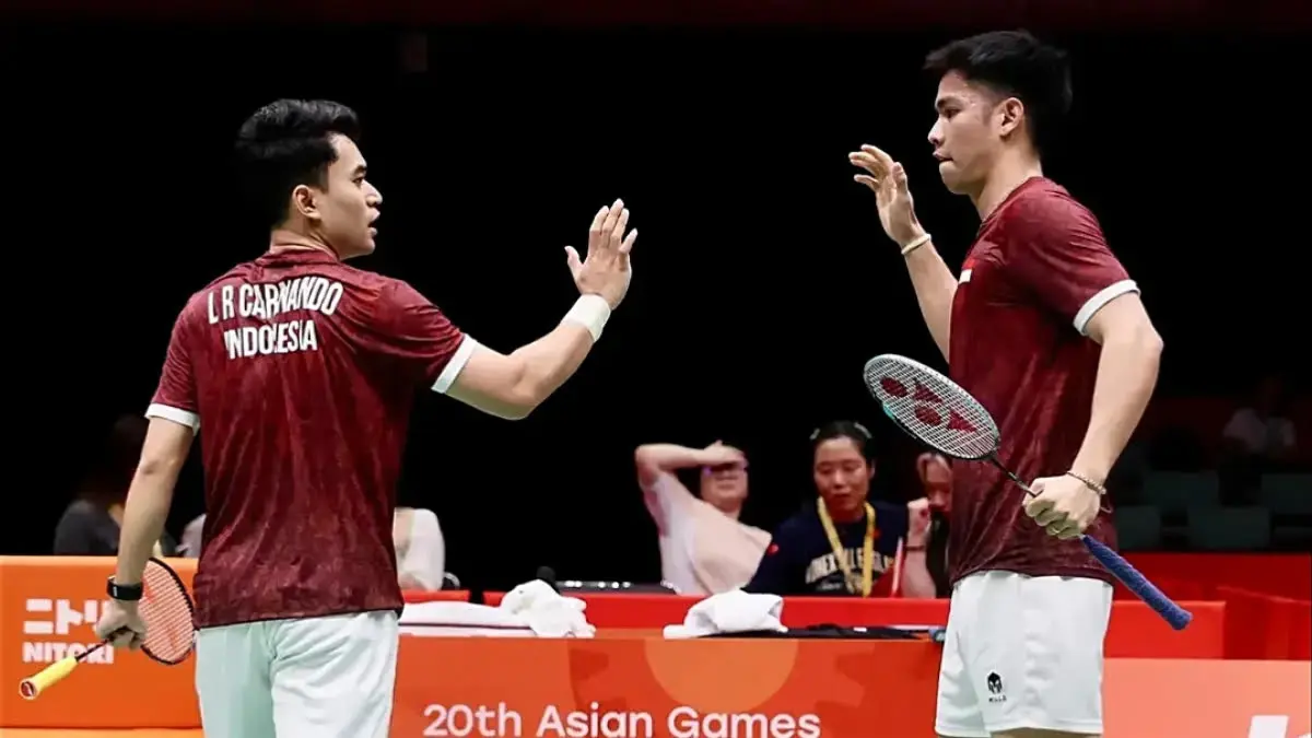 Leo Rolly Carnando (kiri) ikut menyumbang emas Asian Games 2026, dari kelas beregu putra di cabor bulu tangkis. (Instagram: @badminton.ina)