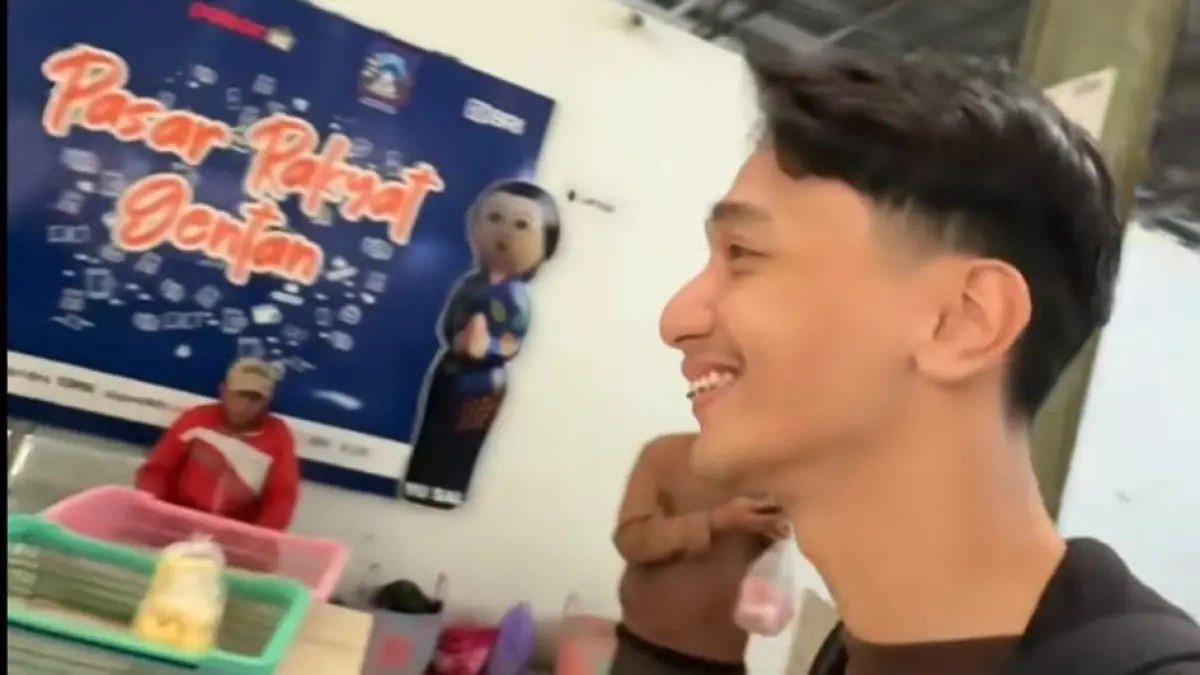 Sosok pemilik akun TikTok @tahtakbar sukses memukau warganet berkat senyum ramah dan tutur kata berbahasa Jawa halus saat membeli sate di Pasar Gentan, Sleman. Interaksi sederhana yang sarat akan unggah-ungguh ini membuktikan bahwa kesopanan dan keramahan masih memiliki daya tarik tersendiri di media sosial.