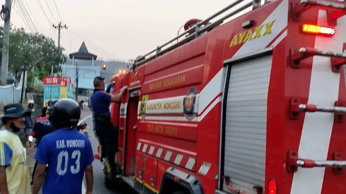 Detik-detik tim Damkar Wonogiri selamatkan wanita yang diduga hendak melompat dari Jembatan Pokoh, Selasa (29/9/2026) sore. (IWAN ADI/RADAR SOLO)