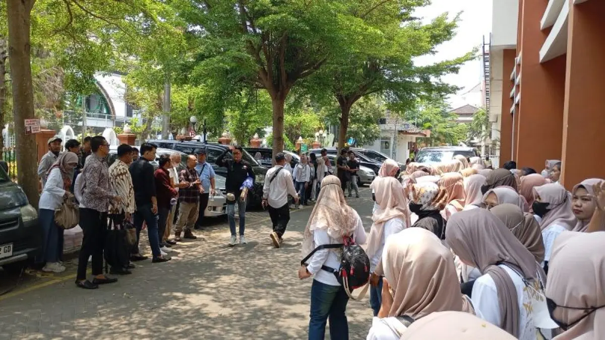 PERDANA: Para pekerja PT Mataram Tunggal Garment (MTG) saat mengawal proses persidangan di Pengadilan Negeri Jogja Selasa (29/9). (Iwan Nurwanto/Radar Purworejo)